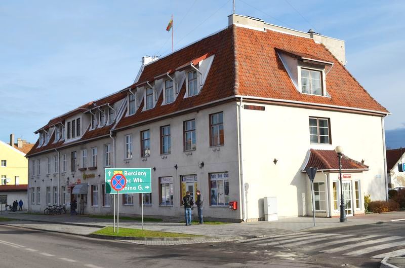 Budynek Urzędu Miasta i MOPS. Budynek dwupiętrowy, biały kolor elewacji, czerwona dachówka.